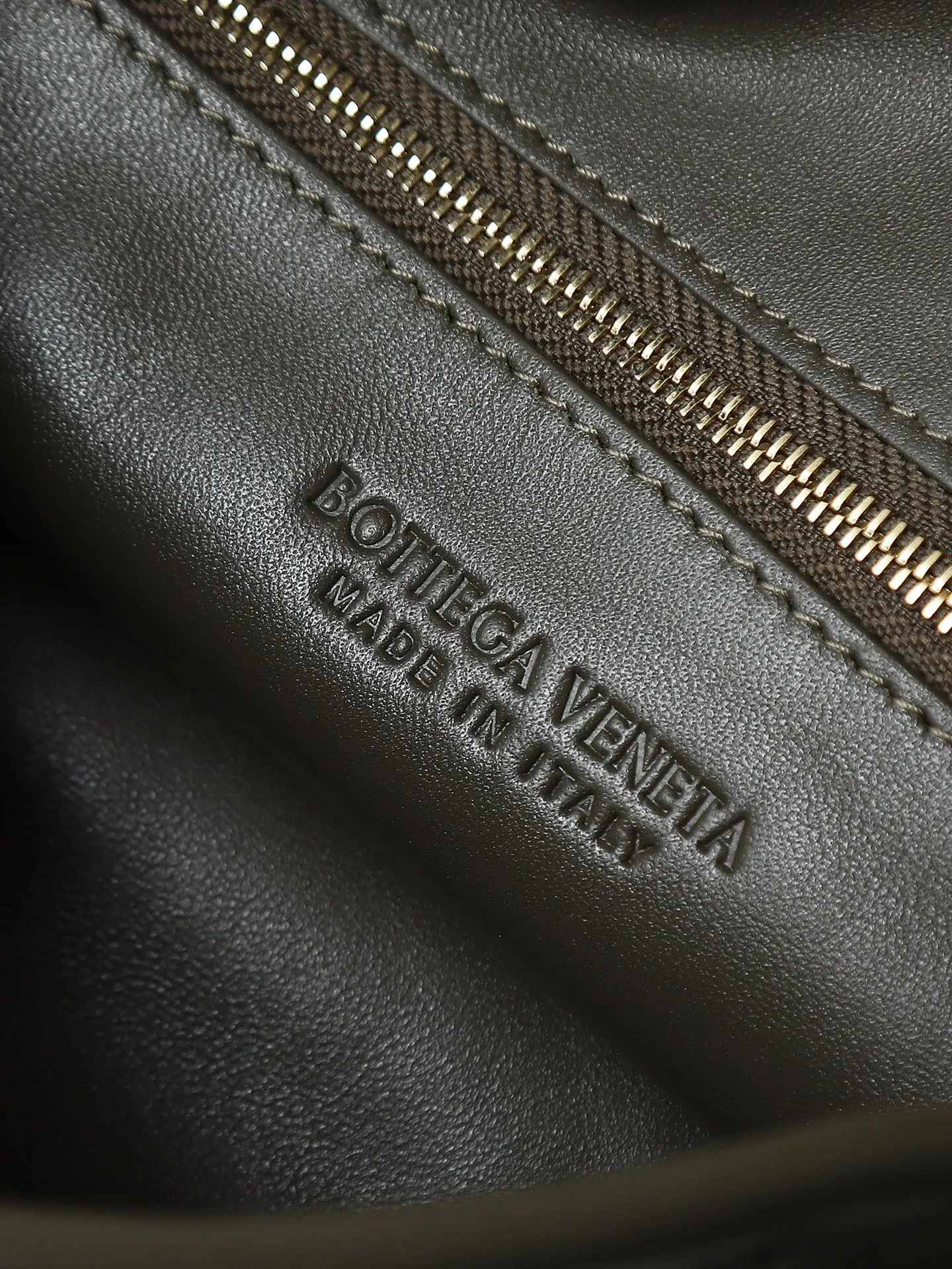 1180. #Bv’s new medium size HO 796262. The bag body and handles are made of a whole piece of woven leather. The bag body is soft and lazy. Ho symbolizes the praise of innovation and eternal craftsmanship [love]. The pyramid silhouette combines practicality and fashion. It is modern and casual. The double-sided closure design of the bag mouth is more convenient and safe! Made of soft cowhide and full of texture, this is a must-have for fashionable ladies who like minimalism, comfort and casualness! Dimensions: 46x21x10